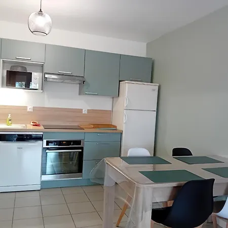 Proche Avec Terrasse Et Parking - Fr-1-239-1119
